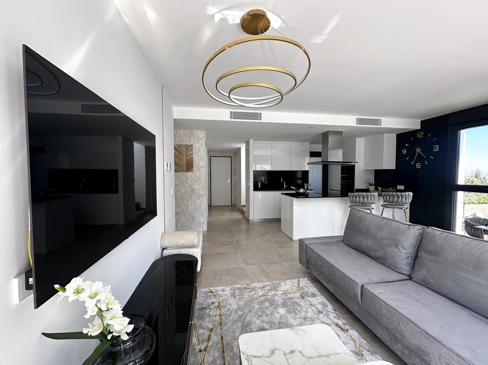 Przestronny salon z otwartą kuchnią Siemens